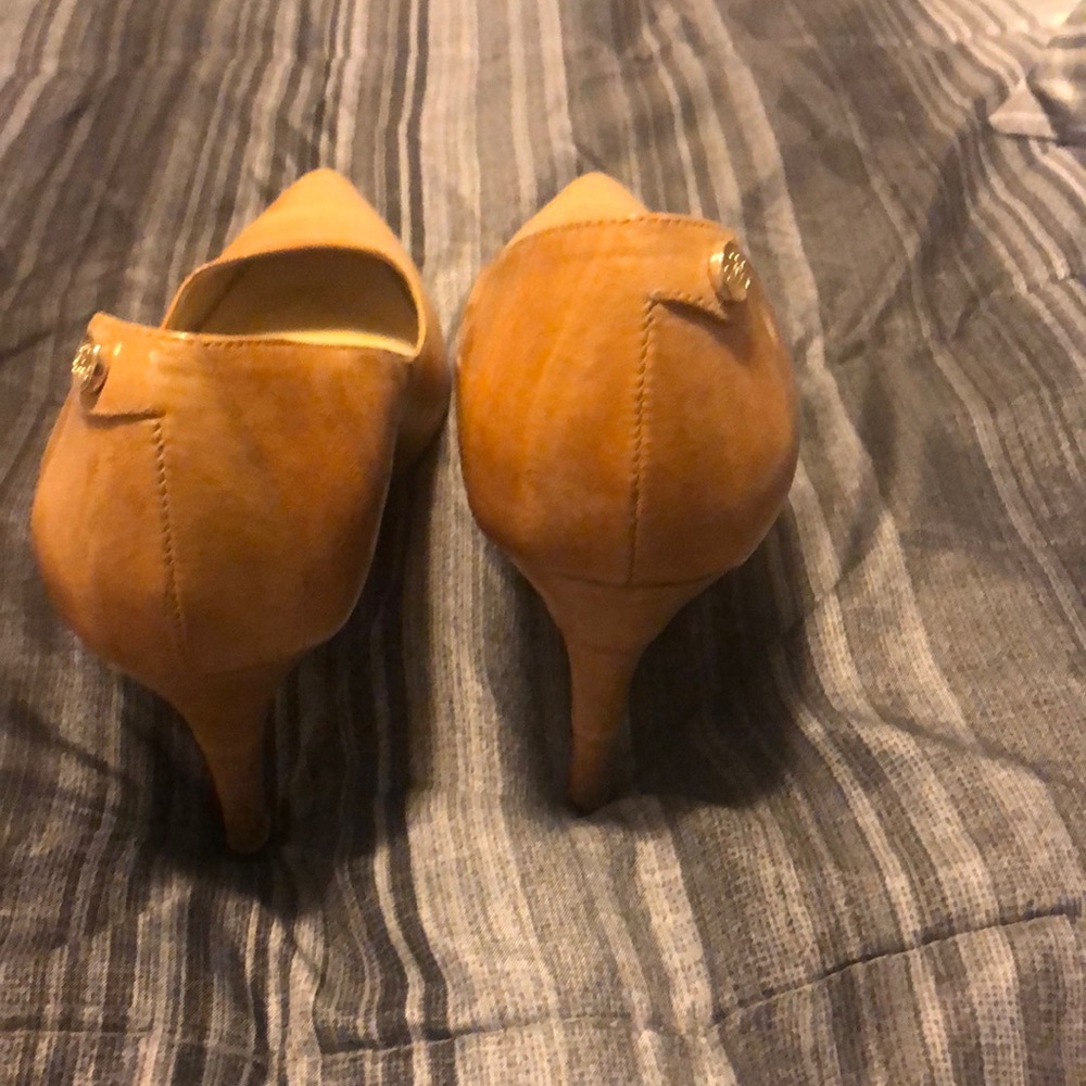 J Renee. 81/2 M. Taupe